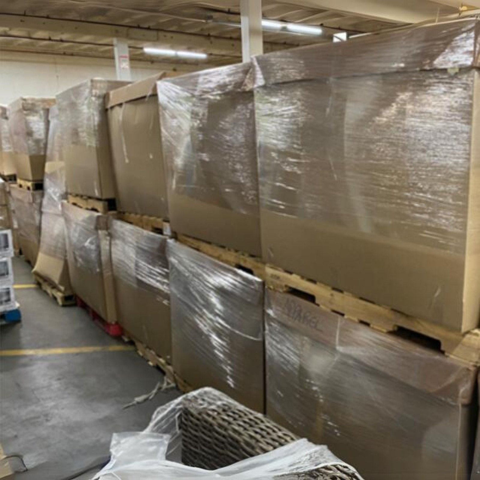 clothing-loads-mix-of-mens-womens-kids-returns-shelf-pulls-26-52-pallet.jpg
